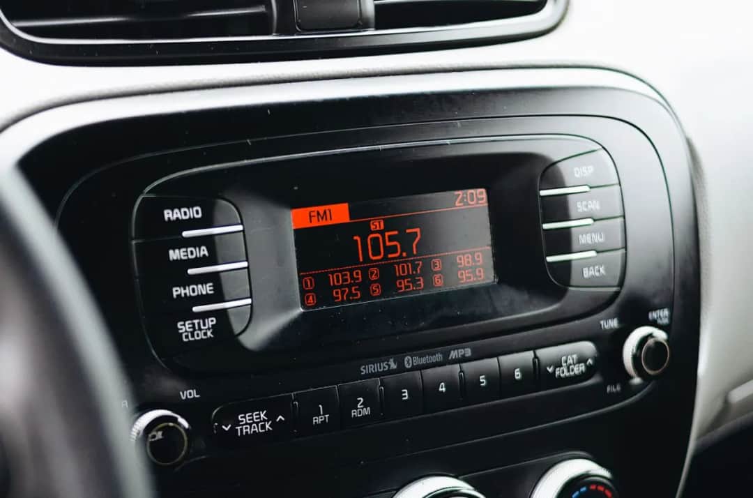 Na jaką częstotliwość ustawić transmiter FM, by uniknąć zakłóceń?