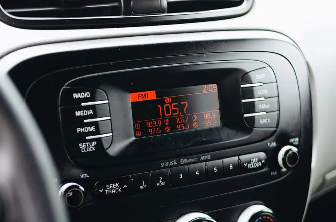 Na jaką częstotliwość ustawić transmiter FM, by uniknąć zakłóceń?